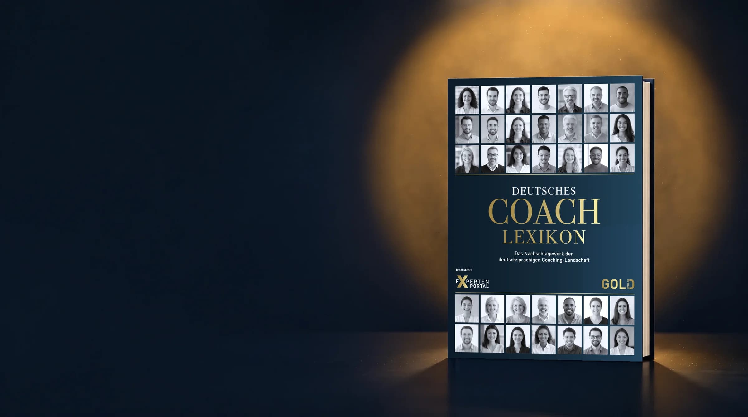 Deutsches Coach-Lexikon 2027: Buch im Lichtkegel mit dem neuen Cover und beispielhaften Coach-Porträts